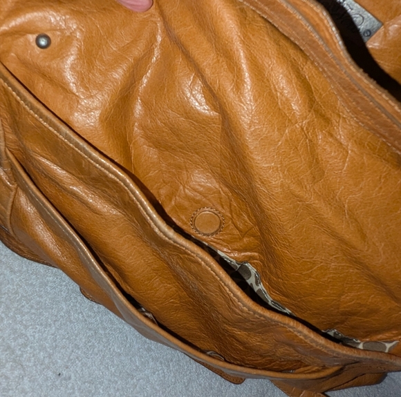 Tre Vero large travel crossbody bag. - Picture 8 of 14